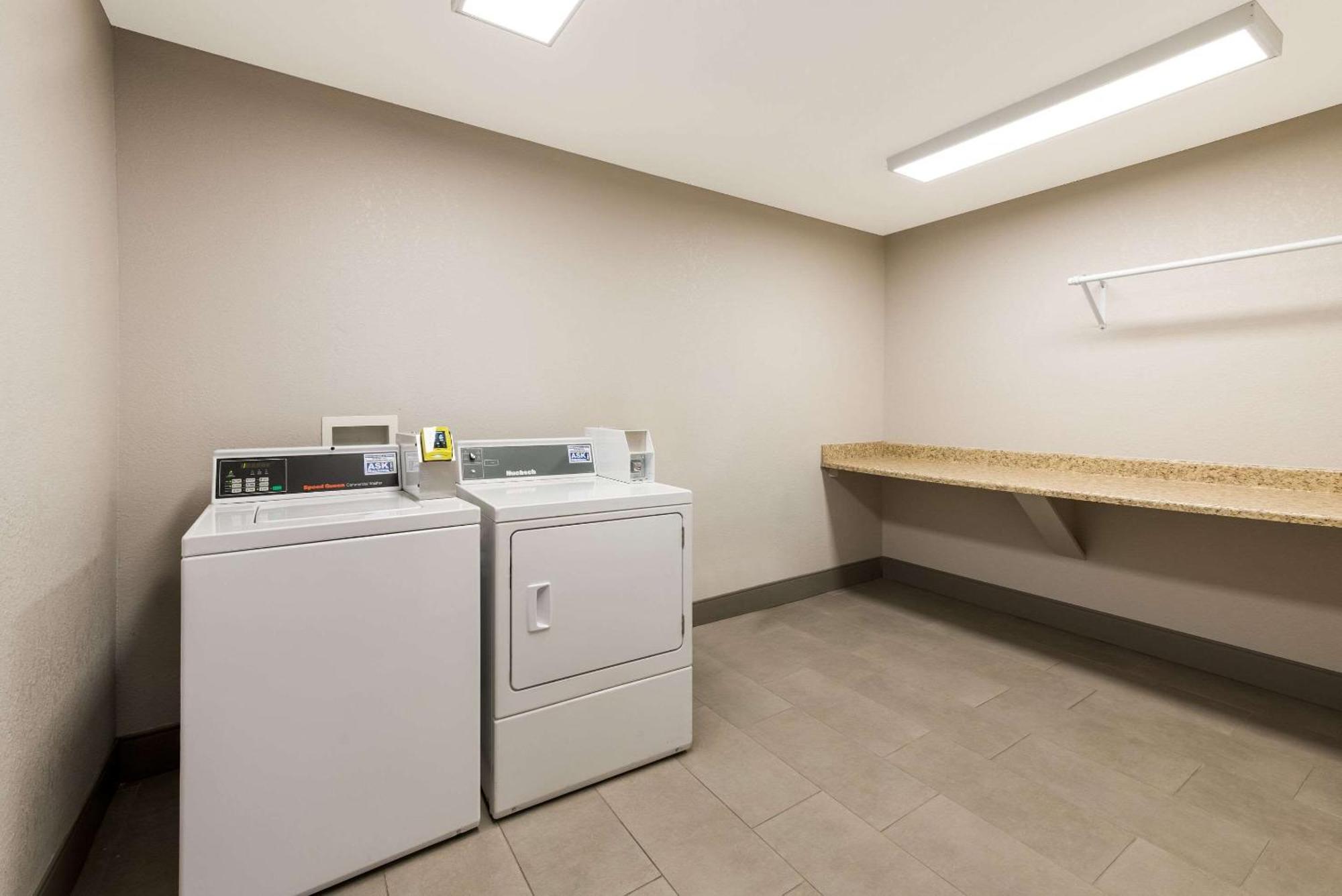 Country Inn & Suites By Radisson, Wichita East, Ks Exteriör bild
